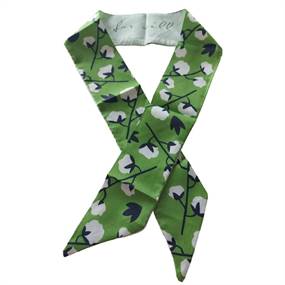 Blomsterprintet smalt tørklæde