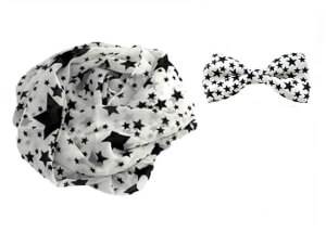 Hvidt butterfly med sorte stjerner og hvidt tørklæde med sorte stjerner