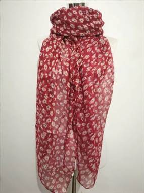 Rødt tørklæde med margueritter