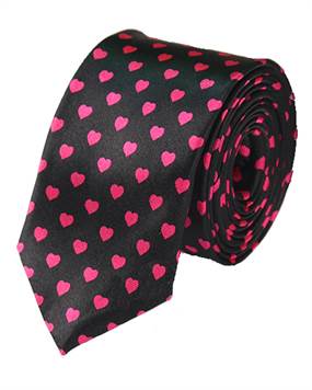 Sort slips med pink hjerter