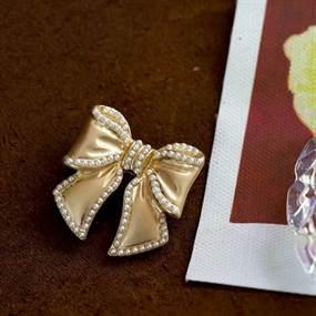 Sløjfebroche med perledetaljer