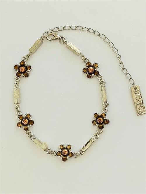 Sølvfarvet armbånd m. blomster og krystaller